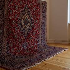 Wir Sind Ganz Verliebt In Diesen Wunderschonen Teppich Aus Keshan Er Ist 250x350 Cm Gross Und Hat Ein Tolles Dunkles Rot Bald B In 2020 Bohemian Rug Home Decor Decor