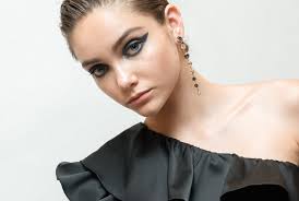 I motivi floreali, le stampe geometriche o i luminosi damascati sono il fiore all'occhiello delle collezioni moda uomo più attuali e. Motivi Abiti Eleganti Lunghi Corti Inverno 2018 2019 Prezzi