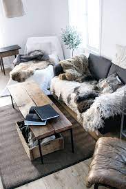 Rustikal Und Gemutlich Sitzecke Mit Sessel Und Sofa Mit Fakefur Wohnzimmertisch Im Landhausstil Wohnidee Colour Combinat Home Living Room Home Decor Home