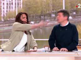 Julia Vignali gifle Thomas Sotto en direct : Cette séquence surréaliste  dans Télématin (VIDEO)