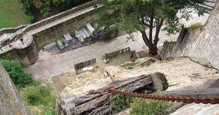 France Mont Saint Michel L Abbaye Le Poulain Et Le Chariot Mont Saint Michel Vacances En France Abbaye