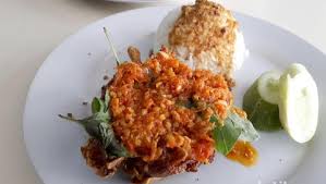 Untuk bebek goreng sebaiknya gunakan bebek muda berukuran sedang. Pedas Mampus Bebek Penyet Ada Di 5 Tempat Makan Ini