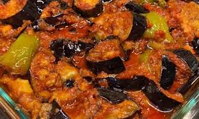 طريقة عمل المسقعة❤🥰 بطريقتى خفيفه علي المعده ومهما تاكلي منها متتتعبكيش  ومتابعين منها وبألف هنا أولًا المكونات باذنجان رومى فلفل رومى فلفل حامى ثوم  عصير طماطم كمون ملح بطاطس حسب الرغبةثانيًا طريقة