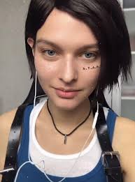 Sasha Zotova cosplaying as jill valentine