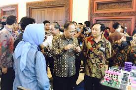 Pejabat perdana menteri dalam satu kenyataan memaklumkan, dr mahathir akan memangku jawatan tersebut sehingga menteri pendidikan yang bah. Menteri Riset Teknologi Dan Pendidikan Tinggi Kunjungi Stand Ugm Di Pameran Ristekdikti 2017 Gamatechno