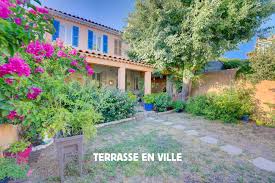 Comment aménager une terrasse d'appartement qui allie la fonctionnalité à l'esthétique des tendances déco? Vendu Exclusivite Toulon Valbourdin Maison 70m2 Dependance Jardin Parking 325 000 Terrasse En Ville Immobilier