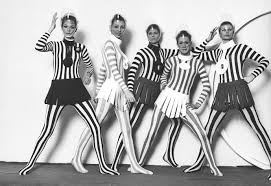 Later kwam hij er als een van de eerste ontwerpers in parijs openlijk voor uit dat hij homoseksueel was. Celebrating 70 Years Of Pierre Cardin Fashion And Furniture Wallpaper