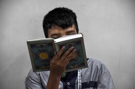 Dengan membaca dan mengamalkan al qur'an manusia sudah sewajanya dapat membedakan mana yang al haq (yang baik) serta mana yang batil (yang buruk). Membaca Alquran Terburu Buru Dapat Hilangkan Kebaikan Besar Republika Online