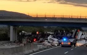 Autostrade , giorno da incubo: Incidente In A11 Camion Perde Cartone E Gasolio Sulla Strada Chiusa Per Ore L Autostrada Luccaindiretta