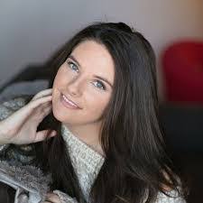 Debora Dunn's Instagram, Twitter & Facebook