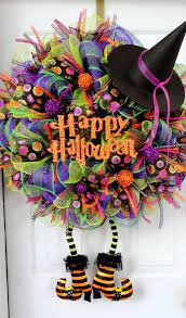 A tutorial on how to make an easy halloween or fall wreath using black. Pin Von Maryrose Toto Auf Wreaths Halloween Gestecke Halloween Kranze Halloween Dekoration Party