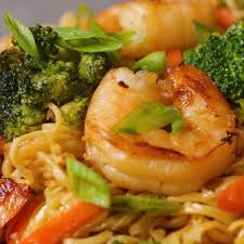 Honey Garlic Shrimp Chow Mein Recipe By Tasty Recipe Chow Mein Recipe Shrimp Chow Mein Chow Mein