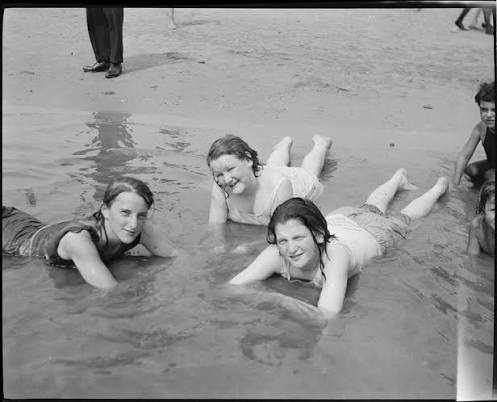 18 Fascinating Vintage Photographs Reveal What Women Wore at the Beach 100 Hundred Years Ago ~ Vintage Everyday