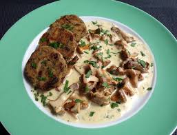 Semmelknodel Mit Pfifferling Rahmsauce Von Kleiner Engel Chefkoch Rezept Pfifferlinge Rahmsauce Lebensmittel Essen