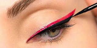 El delineado de ojo perfecto delinear los ojos aportará a tu mirada un aire sofisticado e intenso dependiendo el estilo de delineado que elijas y según la ocasión para el cual lo. Delineado De Ojos Paso A Paso Trucos Y Tipos