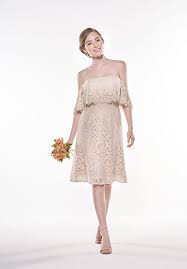 Cortissimo, monospalla, con romantici fiori traforati anni '70 ma dalla linea decisamente contemporanea, con tanto di taglio sul corpetto è l'abito di monique lhuillier. Abiti Da Cerimonia Hippie Style Idee Vintage Anni 70 Pourfemme