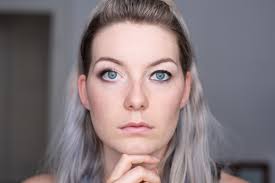 Zu dieser augenfarbe passen recht viele lidschatten, denn die meisten blauäugigen haben auch noch. Schlupflider Schminken Kaschieren Einfache Anleitung Mit Fotos