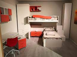 Questo letto a soppalco con scrivania dispone di uno spazio inferiore con un tavolo con contorno filettato per prevenire le cadute delle penne e della carta. Cameretta Smile Julia Con Letto A Soppalco A Prezzo Outlet