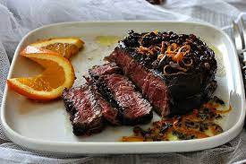 In una casseruola adatta anche per il forno, fondi il burro a fiocchetti con 2 cucchiai di olio extravergine di oliva e aggiungi la carne. Filetto Di Manzo Al Cacao E Arancia Irishbeef