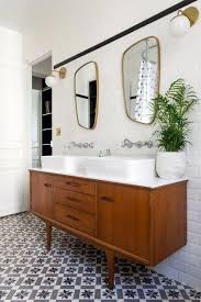 Ce Spacieux Appartement Haussmannien Abrite Un Jeune Couple Qui Aime Les Belles Choses La Cui Idee Salle De Bain Idees Salle De Bain Amenagement Salle De Bain