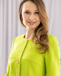 NEW IN ANNA Зеленое сочное наливное яблоко — звучит аппетитно, правда? А  выглядит еще лучше!🍏 Поэтому костюмов в стиле «шанель» этого оттенка  осталось совсем немного! Поторопитесь, чтобы стать обладательницей такой  модели!🥰 Цена