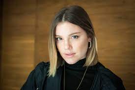 Discover more posts about alice wegmann icons. F5 Celebridades Alice Wegmann Diz Que Se Cobra Menos Hoje E Que Empoderamento Esta Na Fragilidade Tambem 28 05 2019