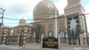 Hal ini karena masjid dan musala biasanya melakukan renovasi untuk persiapan pelaksanaan salat tarawih dan idulfitri. Kabar Duka Haji Keuchik Leumiek Pemilik Masjid Kubah Emas Meninggal Dunia Acehsatu