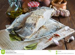 Bacalao bacalao al horno bacalao con espinacas recetas de segundos. El Bacalao Salado Corto En La Tabla De La Cocina Imagen De Archivo Imagen De Tabla Corto 60323681