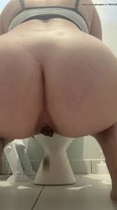 Girls in toilet: PAWG Pooping - video 3 - ThisVid.com