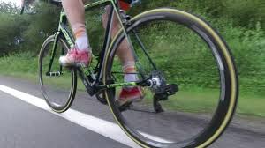 Le beau c'est surfait, vive les moches ! Plus Leger Plus Agile Plus Ecologique Et Bien Souvent Plus Rapide Que La Voiture Le Velo Seduit De Plus En Plus De Monde A Code De La Route Velo Bicyclette