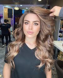 Bronz me ..... . . 8.75/ 8.73 Wella #behindthechair #cosmoprofbeauty  #fashionart #makeupcoach #fun_tutorial #howtodohair #hairfeed  #amerikansalon #hairstylist #hairarttut #glamvids #hairvideos #hudabeauty  #hairvideos #peinadosvideos #inspirehairstyles ...