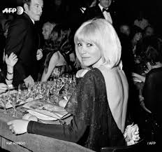 La Cateva Zile DistanÈ›Äƒ Super Popular Cei Mai Buni AdidaÈ™i Marele Blond Cu Un Pantof Negru Hcjv Ro