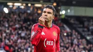 Casemiro brilha, marca gol e é ovacionado pela torcida do Manchester United em Old Trafford