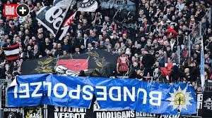 Eintracht Frankfurt Ultras Zeigen Geklautes Polizei Banner Eintracht Frankfurt Polizei Banner