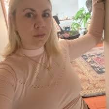 Courtney Sage's Instagram, Twitter & Facebook