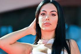 Georgina rodríguez is a spanish model who attracted a lot of attention for her relationship with football ace cristiano ronaldo.the couple was first spotted together in 2016. This Is How Georgina Rodriguez Was Before Meeting Cristiano Ronaldo According To Her Ex Boyfriend Oi Canadian