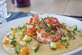 Pulisco i gamberi e li lascio marinare nella salsa di soia per 30 minuti, li scotto in padella con un goccio di olio extra vergine. Antipasto Di Natale Specchio Di Polentina Con Gamberoni