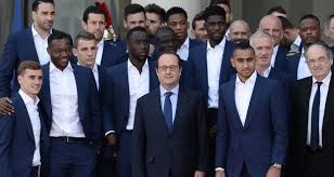 Les femmes des joueurs vont avoir une place particulière durant cet euro 2016 qui se déroule en france. Euro 2016 Dejeuner Et Bain De Foule Devant L Elysee Pour Les Bleus Le Quotidien