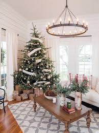 Farmhouse Style Christmas Tree From Fixer Upper Fixer Upper Christmas Christmas Tree Decorating Ideas Pictures Holiday Decor