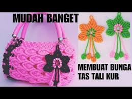 Posted by tanti agustina january 1, 2015 june 10, 2019 posted in anyaman dasar tali kur tags: Cara Membuat Bunga Tas Tali Kur Fayaz Macrame Flower Macrame Tas Tali Kur Terbaru 2020 Youtube Bolsas De Croche Bolsas Croche