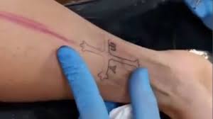 He won the series' world drivers' championship in 2005 and 2006 with renault , having also driven for mclaren , ferrari and minardi. Fernando Alonso O Hlahisa Tattoo Letsohong La Hae E Khahlisa Haholo Ho Ngola Litsoantso