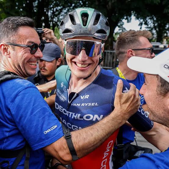 Olav Kooij is na lange weg eindelijk ritwinnaar in Tour: 'Het is echt een  gevecht voor hem geweest' | Sport | AD.nl