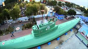 Tentera laut indonesia menekankan bahawa tumpahan minyak yang dikesan di dekat lokasi di mana kapal selam yang hilang dapat menunjukkan kerosakan tangki bahan bakar atau isyarat yang dihantar oleh kru. Monument Kapal Selam