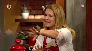 Dve súperiace rodiny si navzájom skrížia varešky a bojujú svojimi 'naj receptami', ktoré musia uvariť deti za pomoci svojej mamy či otca. Moja Mama Vari Lepsie Ako Tvoja 2 12 2019 O 18 00 Na Jojke Youtube