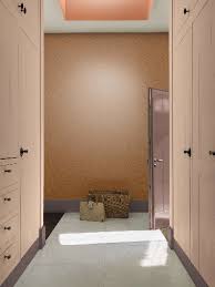 Lorsque la largeur du couloir est réduite, pas facile de bien circuler, et encore moins d'aménager et de décorer. Deco Couloir Peinture Et Couleur Des Idees D Amenagement