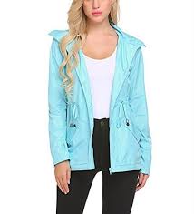 Si l'hiver proclame le retour de la doudoune avec des modèles cintrés et matelassés, le blouson aviateur ne retrouve pas moins ses lettres de noblesse. Epingle Sur Manteaux Pour Femme