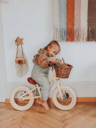 Ab wann sind kinder bereit für ihr erstes fahrrad? Zeit Fur Das Erste Eigene Fahrrad Wir Haben Die Schonsten Retro Laufvelos Von Banwood In Vielen Farben Im Shop Banwo Kinder Outfits Retro Stadt Land Kind