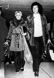 The wife of welsh singer tom jones, melinda rose woodward, died at cedar sinai hospital in los angeles on sunday morning, april 10. A Rare And Poignant Insight Into Tom Jones And Linda S Marriage Daily Mail Online