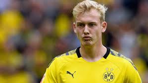 Выбери подходящее местоимение чтобы заменить подчеркнутую часть.1. Bundesliga Julian Brandt 10 Things On Borussia Dortmund S Germany Star