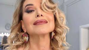 Barbara D'Urso: Il Ritorno in TV tra Rai e Discovery, Cosa Aspettarci